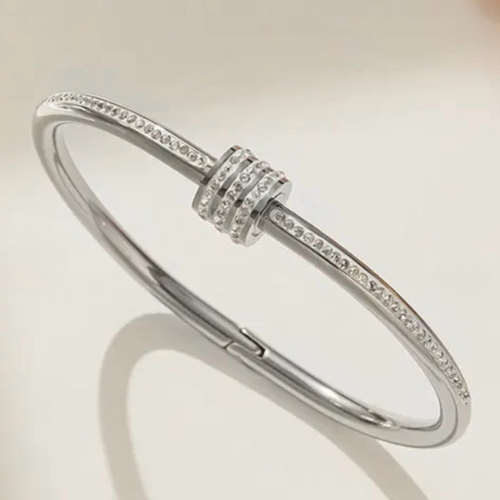 ⚜️ Trendy Silver Bracelet with Crystal Detailing